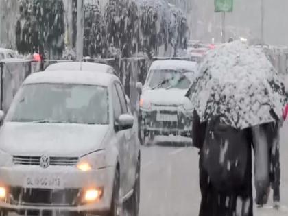 J-K: Flights at Srinagar Airport delayed due to snowfall | J-K: Flights at Srinagar Airport delayed due to snowfall J-K: Flights at Srinagar Airport delayed due to snowfall | J-K: Flights at Srinagar Airport delayed due to snowfall