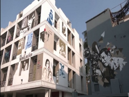 Artists make wall paintings on street exhibition in Kolkata to connect people with fine arts | Artists make wall paintings on street exhibition in Kolkata to connect people with fine arts