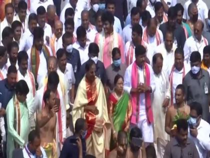 Telangana: KCR attends 'Maha Kumbha Samprokshana' ceremony at Yadadri Temple | Telangana: KCR attends 'Maha Kumbha Samprokshana' ceremony at Yadadri Temple