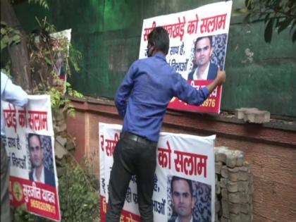NCB officials remove poster put in support of Sameer Wankhede outside NCB office in Delhi | NCB officials remove poster put in support of Sameer Wankhede outside NCB office in Delhi
