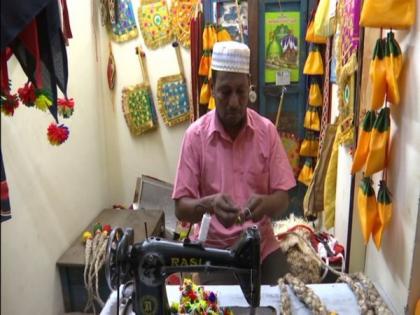 Madurai exemplifies communal harmony as Muslim tailors make costumes for Kallazhagar festival | Madurai exemplifies communal harmony as Muslim tailors make costumes for Kallazhagar festival
