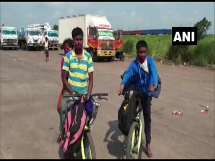 Migrant sells wife's Mangalsutra to purchase bicycles, pedals from Bengaluru to Cuttack | Migrant sells wife's Mangalsutra to purchase bicycles, pedals from Bengaluru to Cuttack