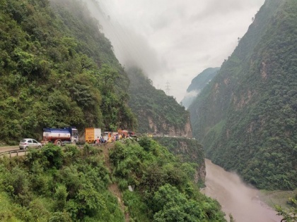 Chandigarh-Manali Highway blocked due to landslide, restoration work underway | Chandigarh-Manali Highway blocked due to landslide, restoration work underway