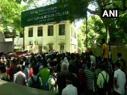 COVID-19 crisis: People in large numbers queue up to procure Remdesivir from govt medical college in Chennai | COVID-19 crisis: People in large numbers queue up to procure Remdesivir from govt medical college in Chennai