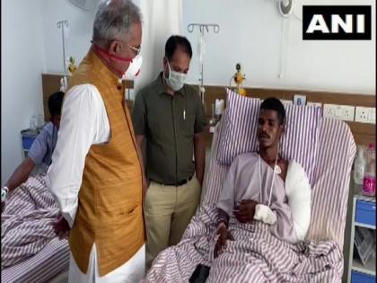 Chhattisgarh CM meets jawans injured in encounter with Naxals in Sukma | Chhattisgarh CM meets jawans injured in encounter with Naxals in Sukma