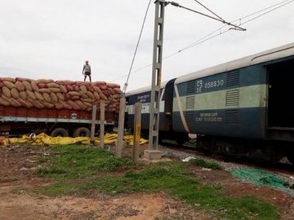 In a first, Railways will export dry chillies to Bangladesh via special parcel train | In a first, Railways will export dry chillies to Bangladesh via special parcel train