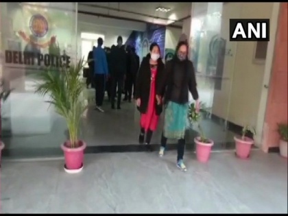 2 Chinese nationals among 12 arrested in Delhi for fraud through malicious mobile apps | 2 Chinese nationals among 12 arrested in Delhi for fraud through malicious mobile apps