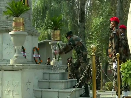 Chinar Corps pays tributes to fallen soldiers in Srinagar on 74th Infantry Day | Chinar Corps pays tributes to fallen soldiers in Srinagar on 74th Infantry Day