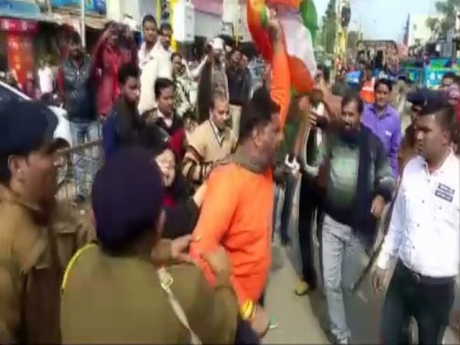 Clash erupts between police, BJP workers in MP's Rajgarh | Clash erupts between police, BJP workers in MP's Rajgarh