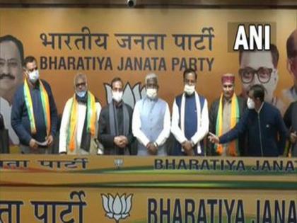 Ex-Cong, SP MLAs join BJP ahead of UP Assembly polls | Ex-Cong, SP MLAs join BJP ahead of UP Assembly polls