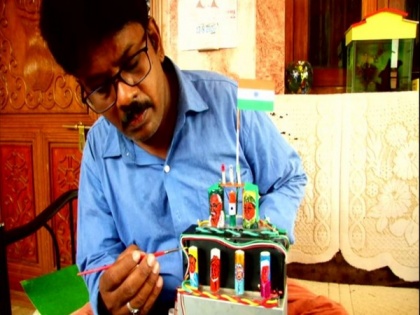I-day celebrations: Coimbatore artist draws images of freedom fighters on cell batteries | I-day celebrations: Coimbatore artist draws images of freedom fighters on cell batteries