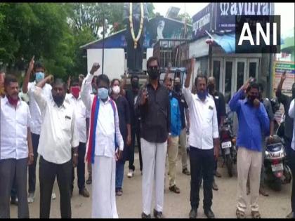 Coimbatore: Political parties protest against desecration of Periyar statue | Coimbatore: Political parties protest against desecration of Periyar statue Coimbatore: Political parties protest against desecration of Periyar statue | Coimbatore: Political parties protest against desecration of Periyar statue
