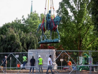 US remove two statues of Confederate Generals in Charlottesville | US remove two statues of Confederate Generals in Charlottesville