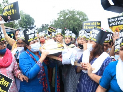 Mahila Congress protests against rising prices of cooking oil | Mahila Congress protests against rising prices of cooking oil