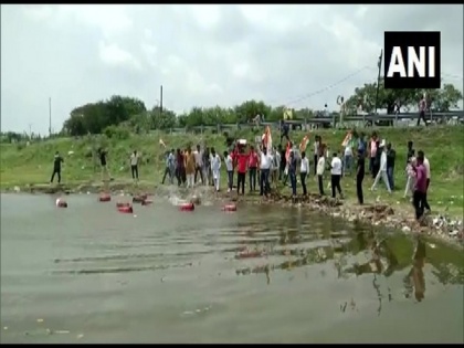 Cong threw gas cylinders in Meetha Taalab to protest against LPG price hike in MP's Dewas | Cong threw gas cylinders in Meetha Taalab to protest against LPG price hike in MP's Dewas