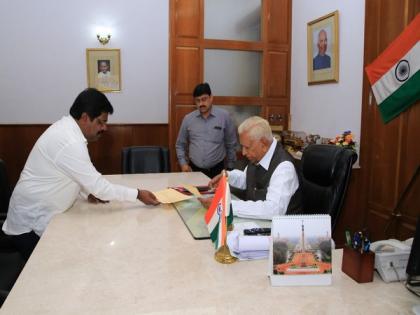 Karnataka: Inducted last month, Minister Nagesh resigns; offers support to BJP | Karnataka: Inducted last month, Minister Nagesh resigns; offers support to BJP