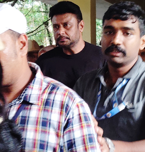 Fan murder case: Prosecution submits petition to mark evidence against actor Darshan, others | Fan murder case: Prosecution submits petition to mark evidence against actor Darshan, others Fan murder case: Prosecution submits petition to mark evidence against actor Darshan, others | Fan murder case: Prosecution submits petition to mark evidence against actor Darshan, others