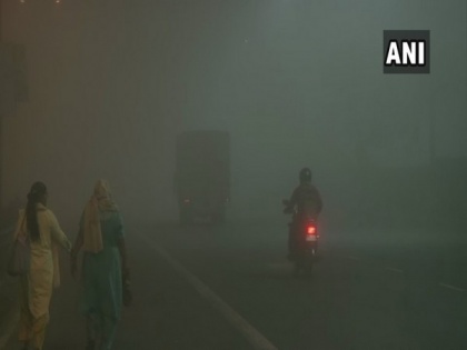 Dense fog engulfs parts of Delhi, AQI remains in 'very poor' category | Dense fog engulfs parts of Delhi, AQI remains in 'very poor' category