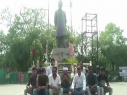 MP: Congress workers protest vandalism of Nehru's statue in Madhya Pradesh, demand action against accused | MP: Congress workers protest vandalism of Nehru's statue in Madhya Pradesh, demand action against accused