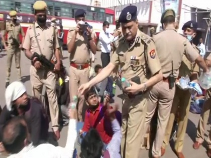 UP DGP visits Lucknow bus stand, takes stock of people waiting for buses to return to native places | UP DGP visits Lucknow bus stand, takes stock of people waiting for buses to return to native places