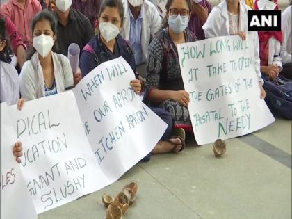Resident doctors stage protest in Bengaluru, seek COVID-19 allowance, clarity on internship | Resident doctors stage protest in Bengaluru, seek COVID-19 allowance, clarity on internship