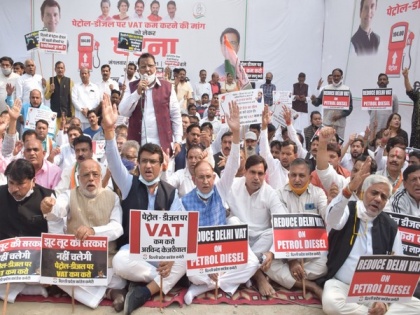 Delhi Congress stages protest demanding reduction in VAT on petrol, diesel | Delhi Congress stages protest demanding reduction in VAT on petrol, diesel