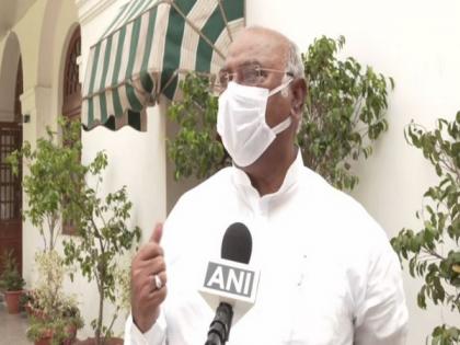 Mallikarjun Kharge dubs AIMIM BJP's 'B team', rejects scope for alliance | Mallikarjun Kharge dubs AIMIM BJP's 'B team', rejects scope for alliance