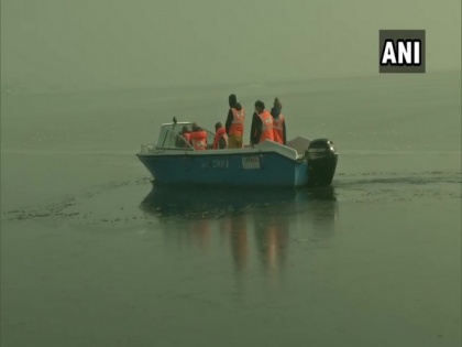 SDRF team deployed to prevent mishaps at frozen Dal Lake in Srinagar | SDRF team deployed to prevent mishaps at frozen Dal Lake in Srinagar