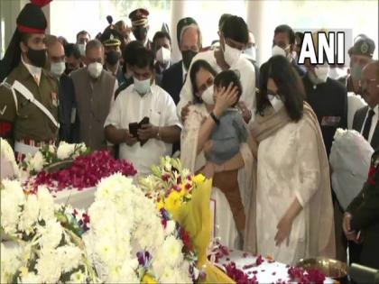 Daughters of CDS Gen Bipin Rawat pay last respects to their parents | Daughters of CDS Gen Bipin Rawat pay last respects to their parents Daughters of CDS Gen Bipin Rawat pay last respects to their parents | Daughters of CDS Gen Bipin Rawat pay last respects to their parents