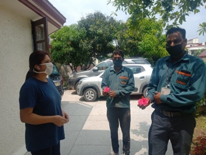 U'khand higher education vice-chairperson presents flowers to LPG cylinder delivery boys for their role in combat against COVID-19 | U'khand higher education vice-chairperson presents flowers to LPG cylinder delivery boys for their role in combat against COVID-19