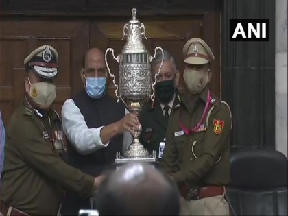 Defence Minister presents Best Marching Contingent award of Republic Day parade 2021 | Defence Minister presents Best Marching Contingent award of Republic Day parade 2021