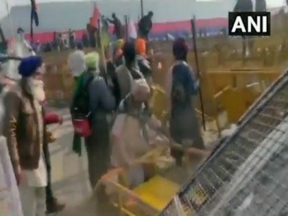 Tractor rally: Protestors break police barricading at Karnal bypass to enter Delhi | Tractor rally: Protestors break police barricading at Karnal bypass to enter Delhi