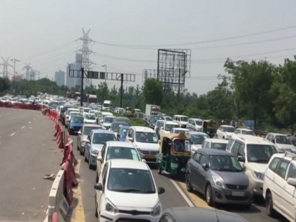 Traffic jam at Delhi-Noida border due to e-pass checking | Traffic jam at Delhi-Noida border due to e-pass checking