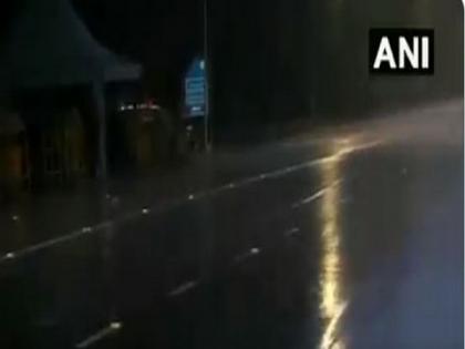 Delhi wakes up to light spells of rain | Delhi wakes up to light spells of rain