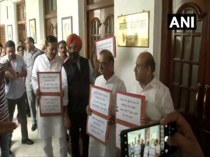 BJP-SAD MLAs protest outside Delhi CM's office | BJP-SAD MLAs protest outside Delhi CM's office