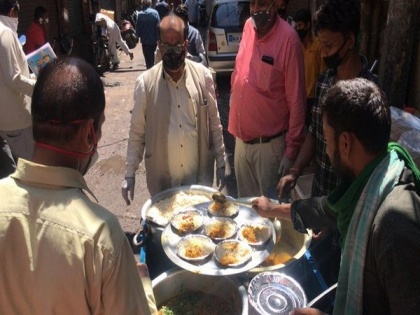 COVID-19 lockdown: Delhi Drug Traders Association distributes food to needy | COVID-19 lockdown: Delhi Drug Traders Association distributes food to needy
