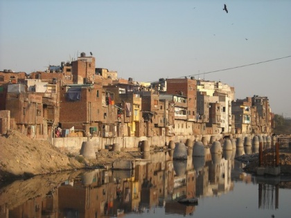 Kejriwal govt surveys Delhi slums for MMAY benefits | Kejriwal govt surveys Delhi slums for MMAY benefits