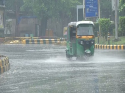 IMD predicts light to moderate intensity rain in parts of Delhi, UP in next two hrs | IMD predicts light to moderate intensity rain in parts of Delhi, UP in next two hrs