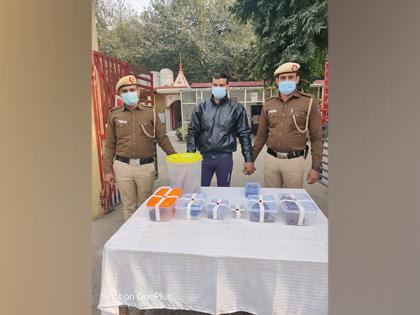 Delhi man arrested for impersonating as cop to extort money | Delhi man arrested for impersonating as cop to extort money Delhi man arrested for impersonating as cop to extort money | Delhi man arrested for impersonating as cop to extort money