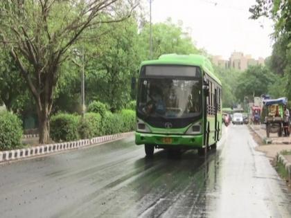 Rain lashes parts of Delhi, brings relief from scorching heat | Rain lashes parts of Delhi, brings relief from scorching heat