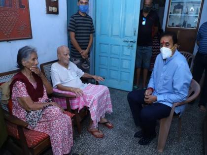 Maharashtra minister Anil Deshmukh meets late Captain Deepak Sathe's family | Maharashtra minister Anil Deshmukh meets late Captain Deepak Sathe's family