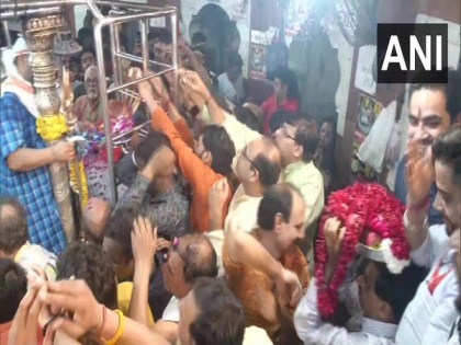 Navratri begins with great fervour, people throng temples on first day | Navratri begins with great fervour, people throng temples on first day