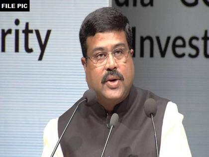 Dharmendra Pradhan interacts with 1,000 LPG distributors through video conferencing | Dharmendra Pradhan interacts with 1,000 LPG distributors through video conferencing