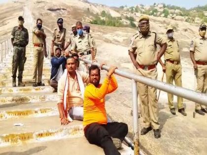 Police prevent Dharmika Aikya Vedika members from going to Ramateertham temple | Police prevent Dharmika Aikya Vedika members from going to Ramateertham temple Police prevent Dharmika Aikya Vedika members from going to Ramateertham temple | Police prevent Dharmika Aikya Vedika members from going to Ramateertham temple