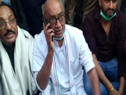 Digvijaya Singh in preventive custody after sit-in protest for not being allowed to meet rebel MP Cong MLAs in Bengaluru | Digvijaya Singh in preventive custody after sit-in protest for not being allowed to meet rebel MP Cong MLAs in Bengaluru