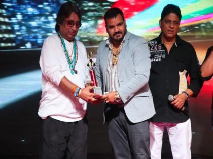Film composer Dilip Sen hands Rupesh R Pandey the Business of the Year award | Film composer Dilip Sen hands Rupesh R Pandey the Business of the Year award