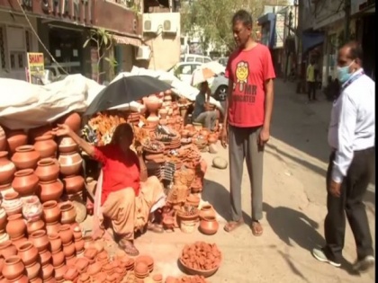 Septuagenarian woman sells diyas in Delhi, earns some money after days | Septuagenarian woman sells diyas in Delhi, earns some money after days