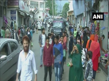 People throng markets in Doda, Imphal for Eid shopping flouting social distancing norms | People throng markets in Doda, Imphal for Eid shopping flouting social distancing norms