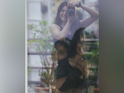Sushmita Sen becomes photographer for her daughters | Sushmita Sen becomes photographer for her daughters
