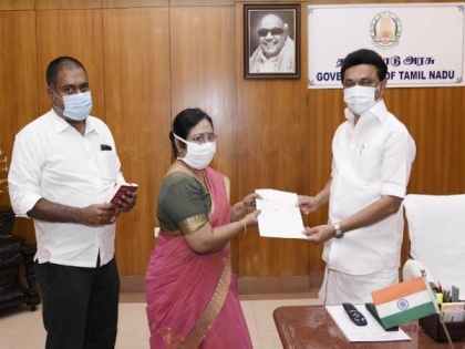 Dr Latha Rajendran - the foster daughter of Dr MGR and her son Dr Kumar Rajendran handed over Rs 10 lakhs to Tamil Nadu Chief Minister MK Stalin for TN CM's Public Relief Fund | Dr Latha Rajendran - the foster daughter of Dr MGR and her son Dr Kumar Rajendran handed over Rs 10 lakhs to Tamil Nadu Chief Minister MK Stalin for TN CM's Public Relief Fund